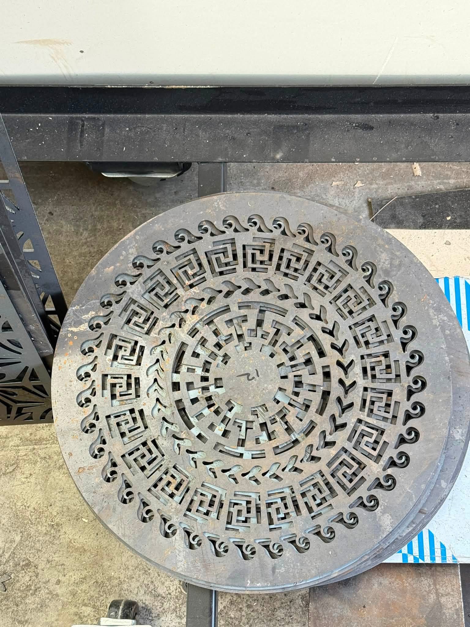Circular metal design